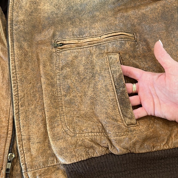 Men’s vintage brown leather bomber jacket - Picture 5 of 11